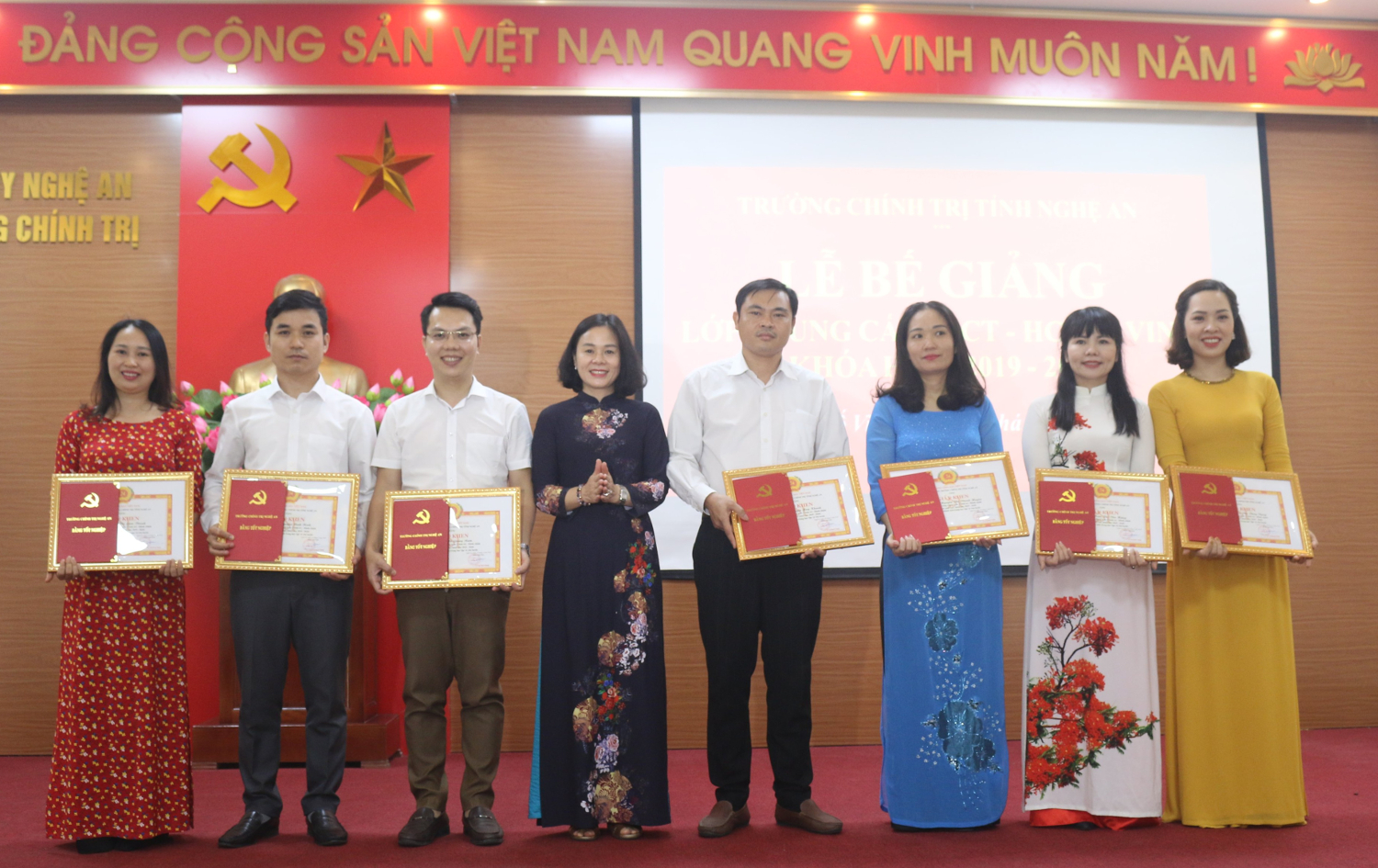 Bế giảng lớp Trung cấp lý luận chính trị - hành chính K19 thành phố Vinh, khóa học 2019-2020