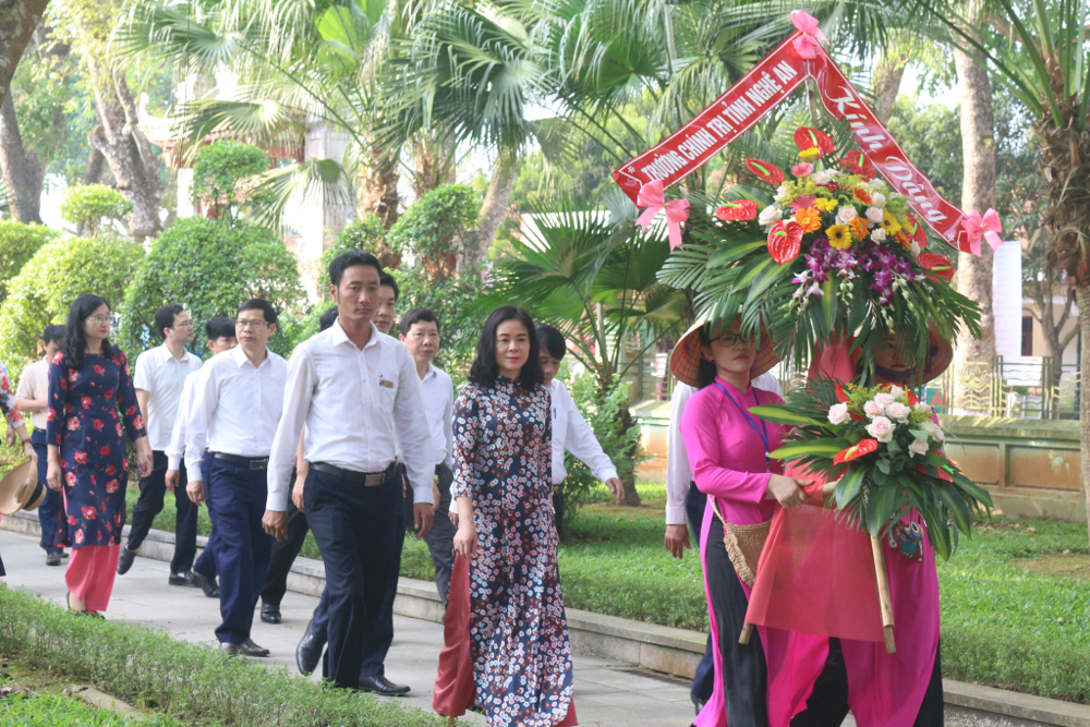 Trường Chính trị tỉnh Nghệ An dâng hoa, dâng hương tại Khu di tích Kim Liên