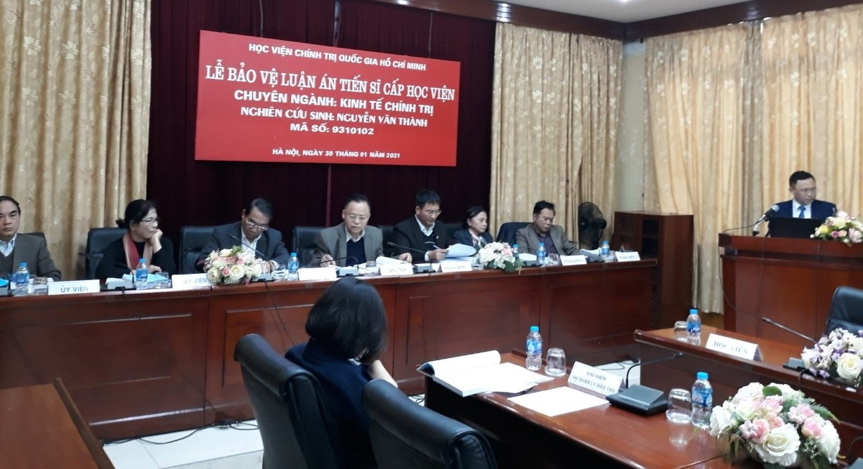 Đồng chí Nguyễn Văn Thành, Trưởng khoa Lý luận cơ sở  bảo vệ thành công luận án Tiến sỹ
