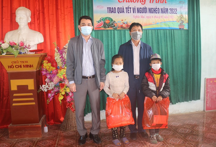Đoàn cán bộ Trường Chính trị tỉnh Nghệ An thăm và tặng quà tại xã Nghĩa Mai, huyện Nghĩa Đàn