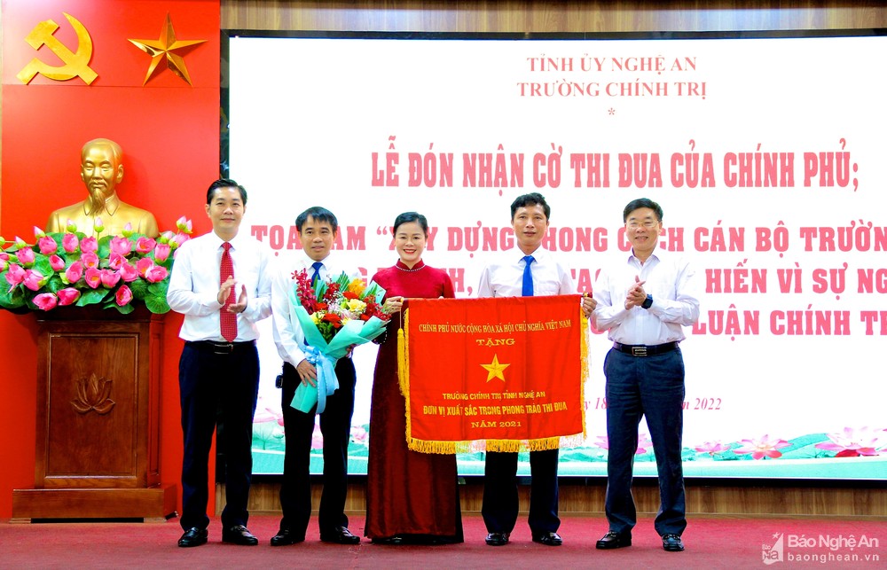 Trường Chính trị tỉnh đón nhận Cờ Thi đua của Chính phủ
