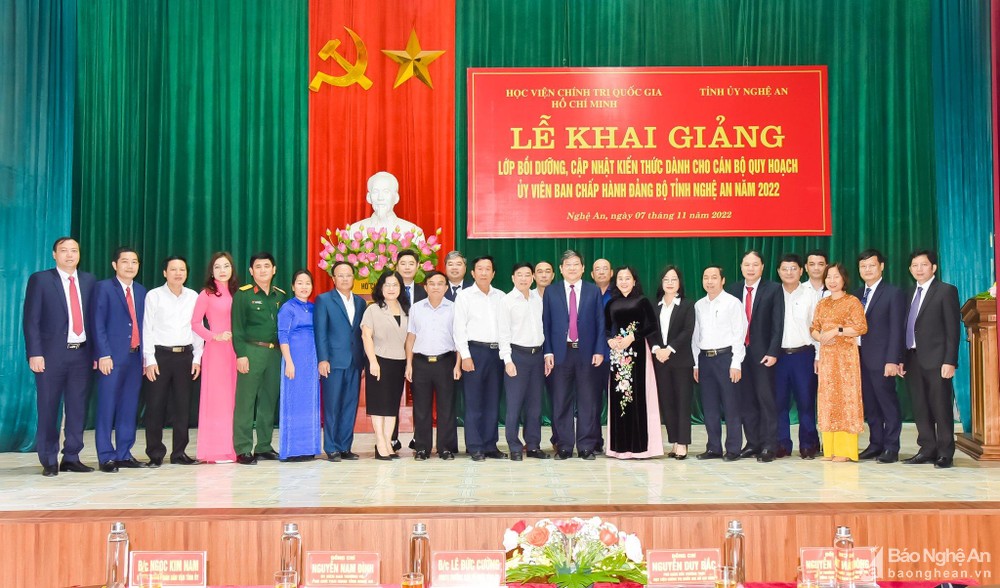 Khai giảng lớp bồi dưỡng kiến thức cho các cán bộ quy hoạch Ủy viên Ban Chấp hành Đảng bộ tỉnh Nghệ An