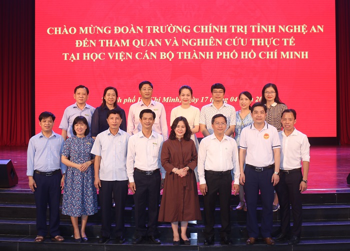 Đoàn cán bộ Trường Chính trị tỉnh Nghệ An nghiên cứu thực tế tại Thành phố Hồ Chí Minh và Côn Đảo