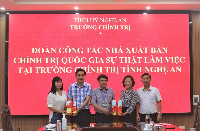 Nhà Xuất bản Chính trị quốc gia Sự thật thăm và làm việc tại Trường Chính trị tỉnh Nghệ An