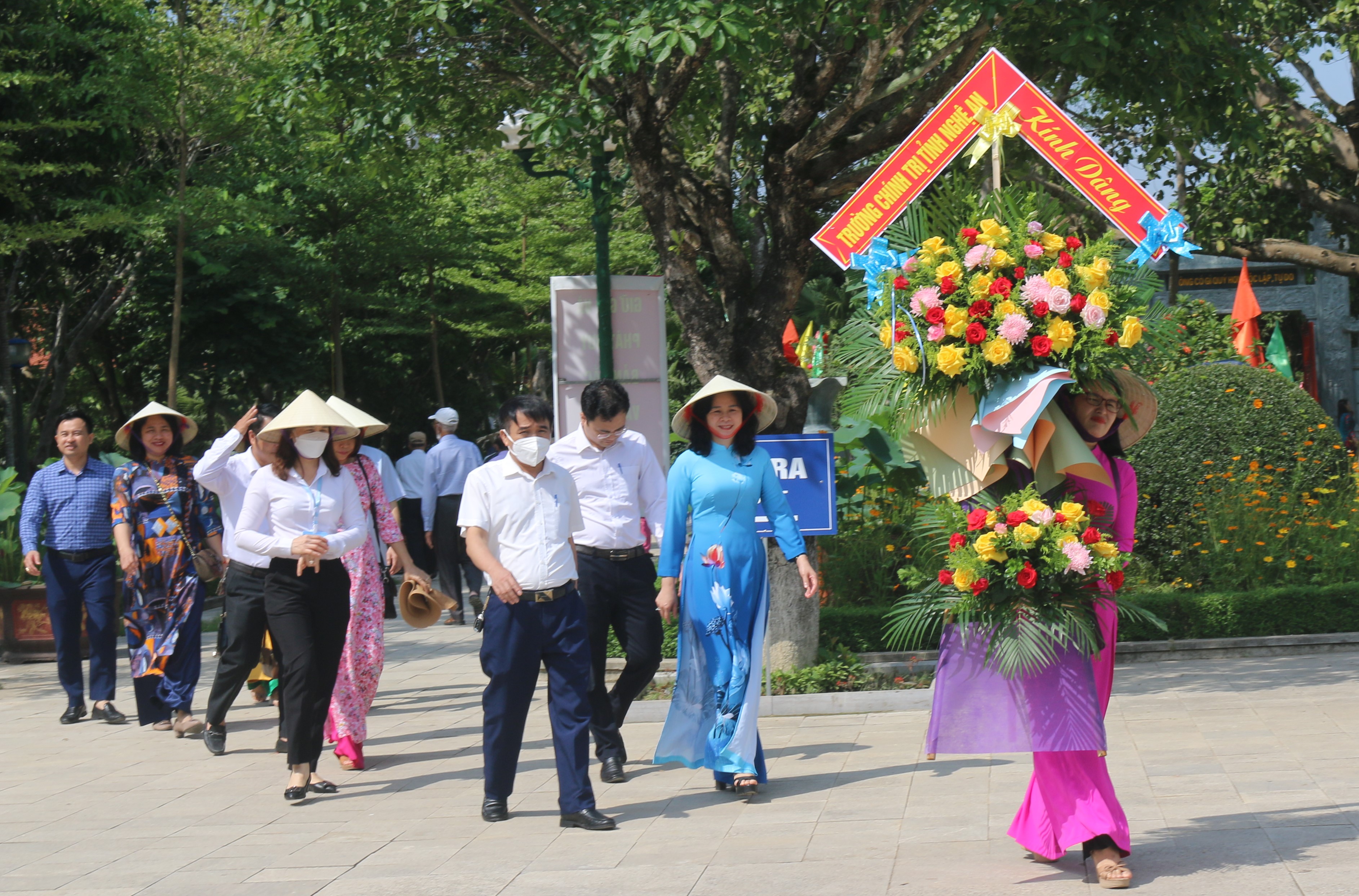 Trường Chính trị tỉnh Nghệ An dâng hoa, dâng hương tại Khu Di tích lịch sử Quốc gia đặc biệt Kim Liên