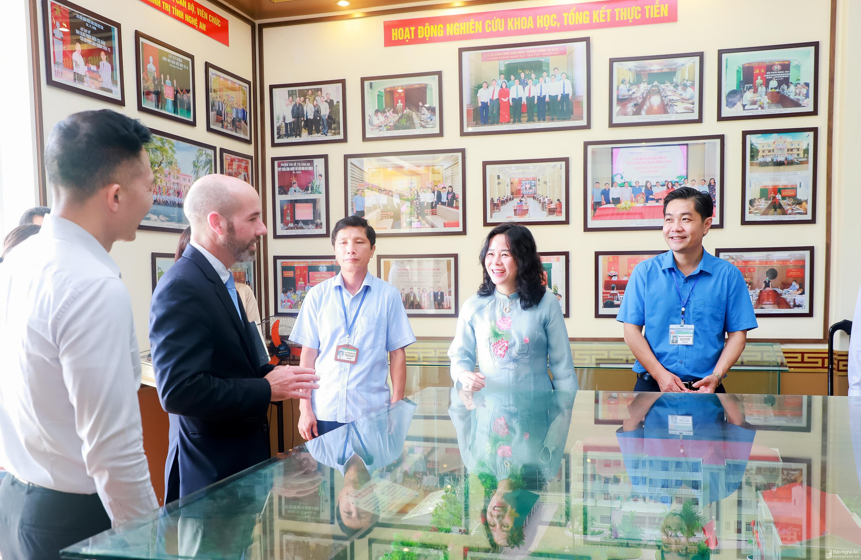 Đoàn công tác Đại sứ quán Hoa Kỳ thăm, làm việc tại Trường Chính trị Nghệ An