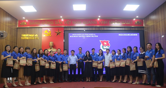 Lễ trưởng thành Đoàn của đoàn viên và công bố quyết định giải thể Chi đoàn Trường Chính trị tỉnh Nghệ An