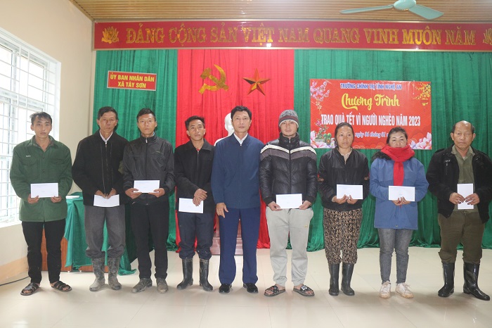 Đoàn cán bộ Trường Chính trị tỉnh Nghệ An thăm và tặng quà cho các hộ nghèo tại xã Tây Sơn, huyện Kỳ Sơn