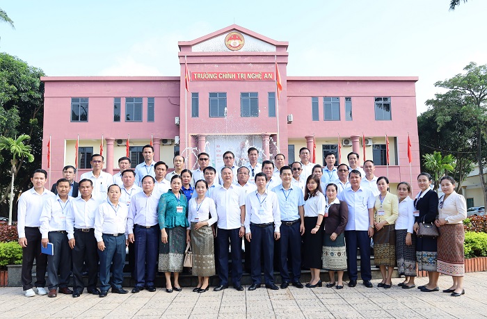 Lớp Bồi dưỡng nghiệp vụ công tác Tuyên huấn, lớp Bồi dưỡng giảng viên các Trường Chính trị và hành chính của Đảng Nhân dân cách mạng Lào thăm và làm việc tại tỉnh Nghệ An