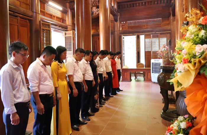 Trường Chính trị tỉnh Nghệ An dâng hoa, dâng hương tại Khu Di tích lịch sử quốc gia đặc biệt Kim Liên, Nam Đàn