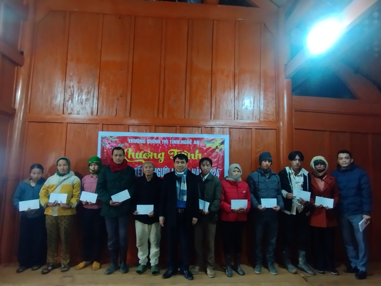 Đoàn cán bộ Trường Chính trị tỉnh Nghệ An thăm và tặng quà tại xã Tây Sơn, huyện Kỳ Sơn