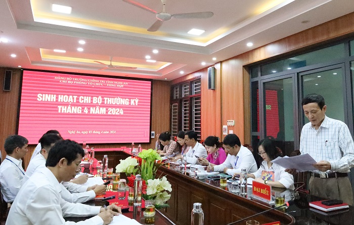 Đồng chí Hoàng Văn Nhiên – Phó Bí thư Thường trực Phụ trách Đảng ủy Khối CCQ tỉnh dự sinh hoạt tại Chi bộ Phòng Tổ chức – Tổng hợp