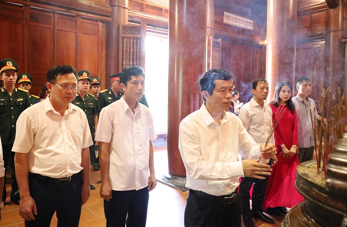 Đoàn đại biểu Trường Chính trị tỉnh Nghệ An dâng hoa, dâng hương tưởng niệm Chủ tịch Hồ Chí Minh