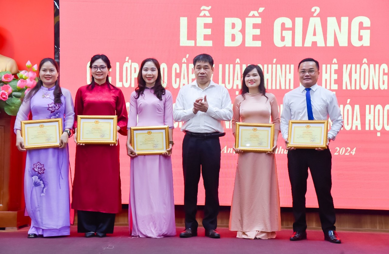 Trao bằng tốt nghiệp lớp cao cấp lý luận chính trị khóa học 2022 - 2024 tại Nghệ An