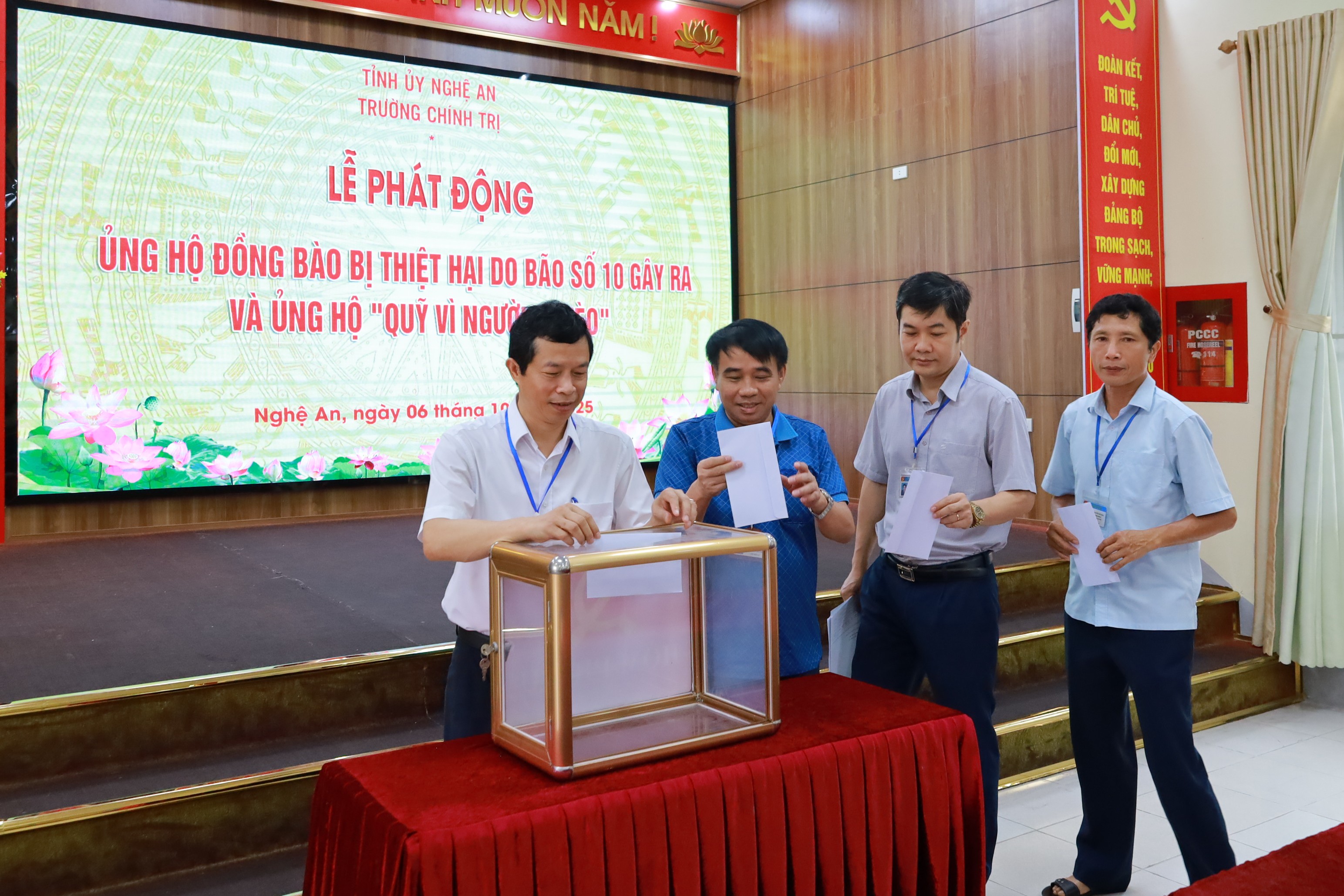 Trường Chính trị tỉnh Nghệ An phát động ủng hộ đồng bào bị thiệt hại nặng do cơn bão số 10 và ủng hộ Quỹ “Vì người nghèo” năm 2025