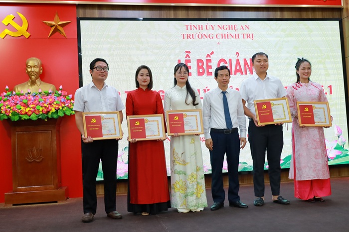 Bế giảng lớp Trung cấp lý luận chính trị K55.1, hệ tập trung, khóa học 2025