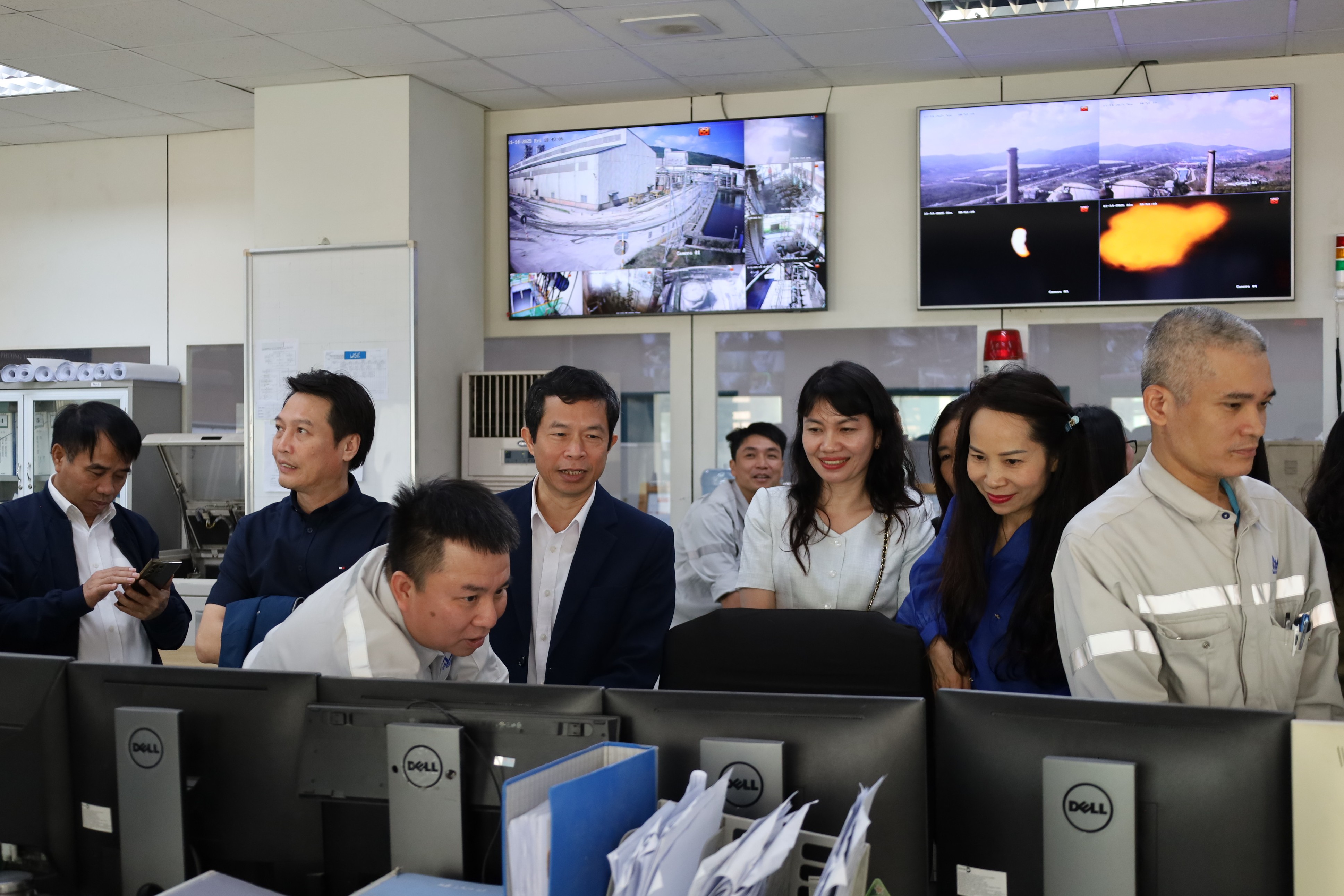 Cán bộ, giảng viên Trường Chính trị tỉnh Nghệ An thăm quan, nghiên cứu thực tế tại Nhà máy xi măng Nghi Sơn, Cảng Quốc tế Nghi Sơn