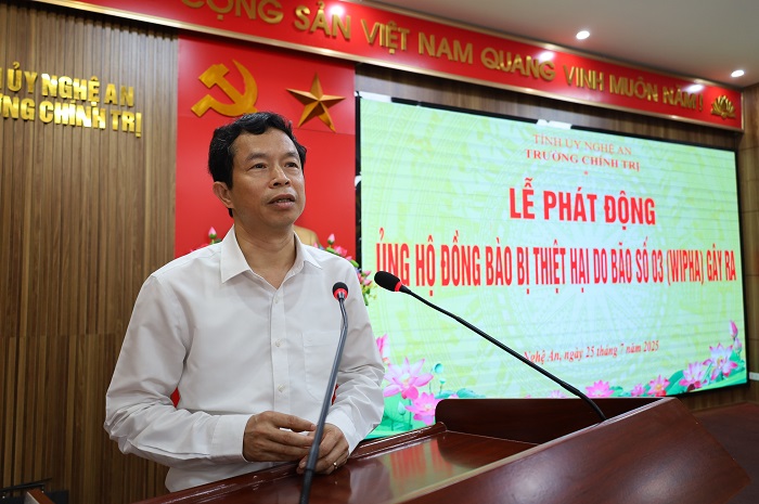 Cán bộ, viên chức, người lao động Trường Chính trị tỉnh Nghệ An ủng hộ đồng bào vùng lũ miền Tây Nghệ An