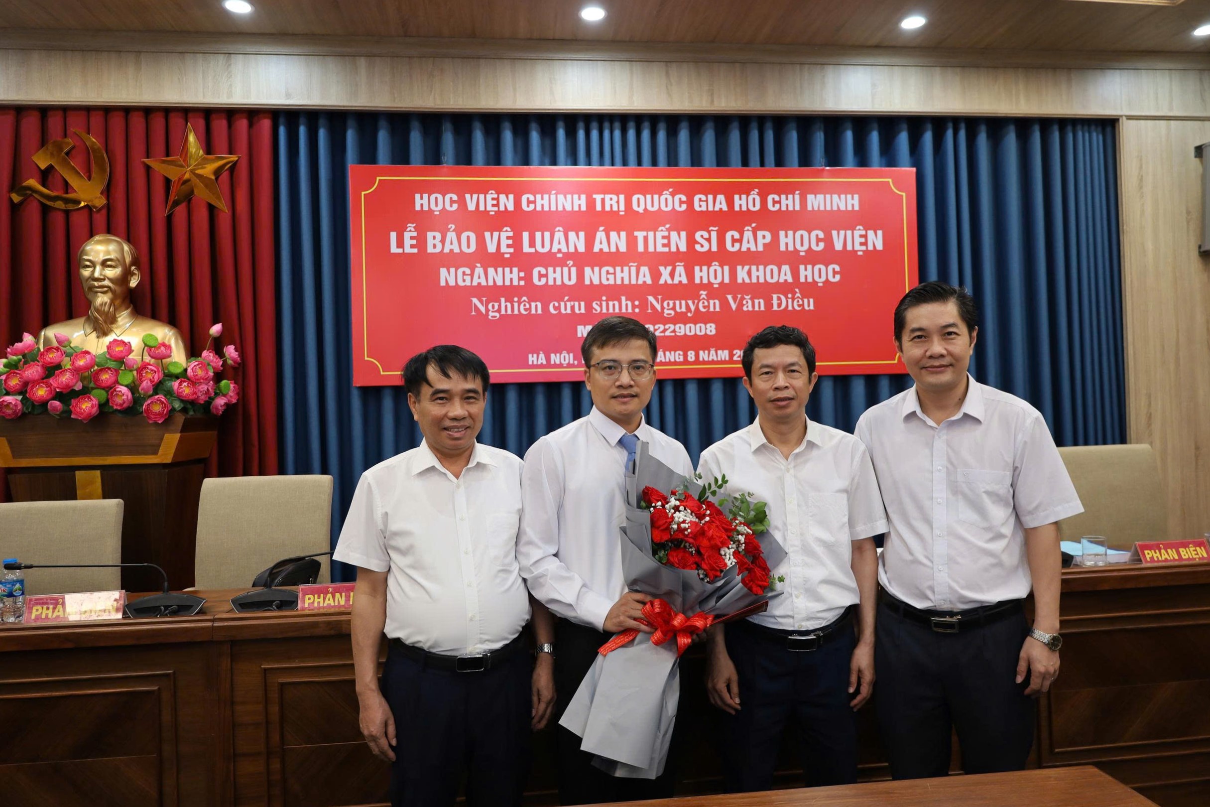 Nghiên cứu sinh Nguyễn Văn Điều, Giảng viên chính khoa Lý luận cơ sở bảo vệ thành công Luận án Tiến sĩ