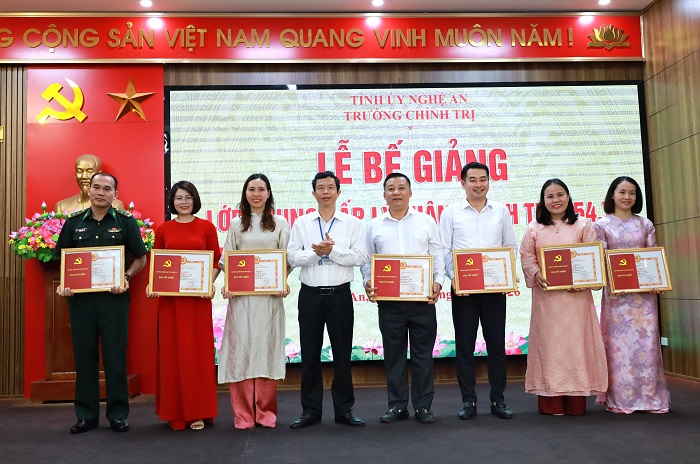 Bế giảng lớp Trung cấp lý luận chính trị K54.7, hệ không tập trung (ngoài giờ hành chính), khóa học 2024-2026