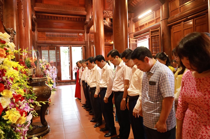 Đoàn cán bộ, giảng viên Trường Chính trị tỉnh Nghệ An dâng hoa, dâng hương tưởng niệm Chủ tịch Hồ Chí Minh