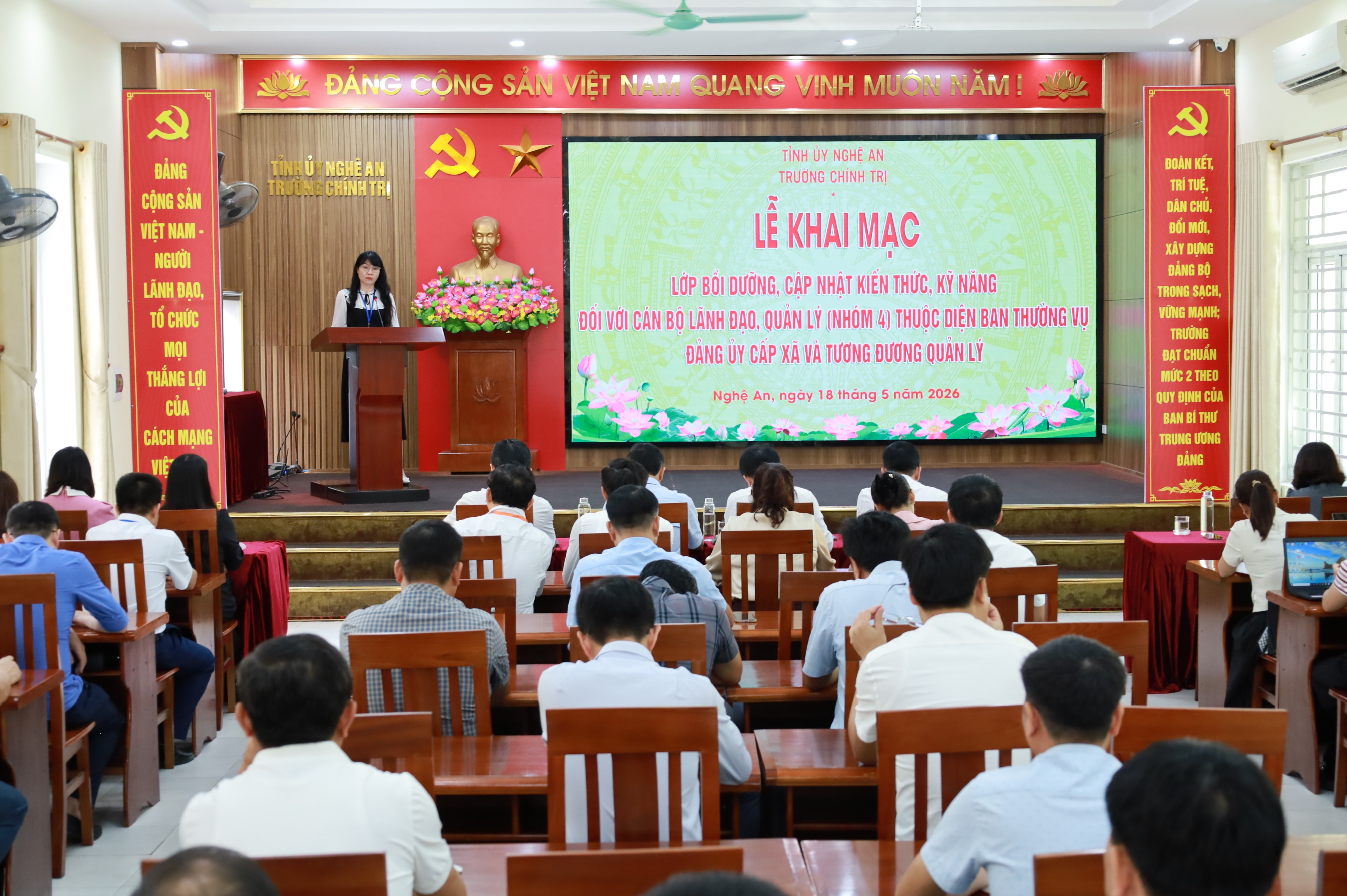 Khai mạc lớp Bồi dưỡng, cập nhật kiến thức, kỹ năng đối với cán bộ lãnh đạo, quản lý (nhóm 4) thuộc diện Ban Thường vụ cấp ủy cấp xã và tương đương quản lý (Lớp 01/2026)