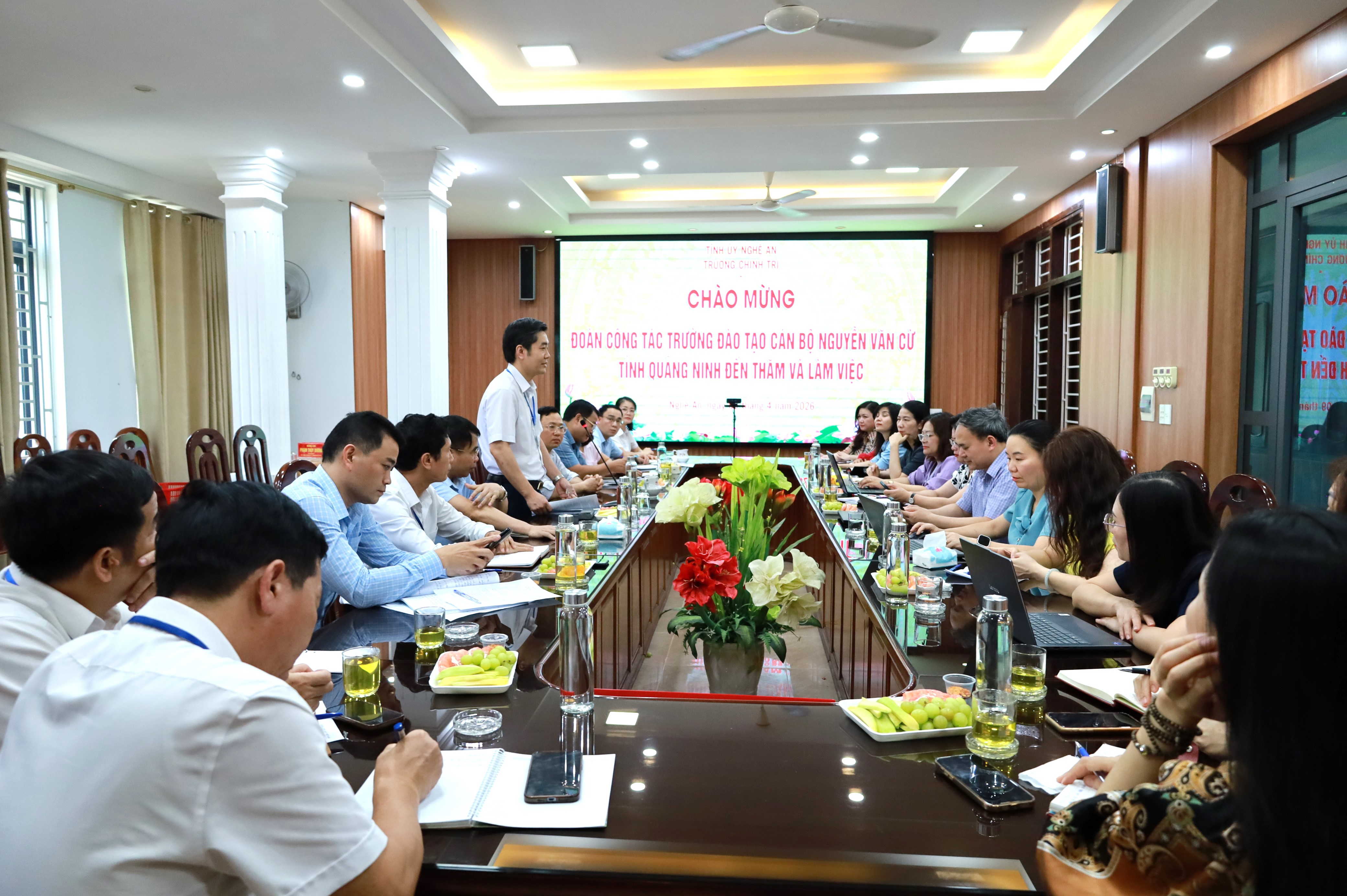 Đoàn cán bộ, giảng viên Trường Đào tạo cán bộ Nguyễn Văn Cừ làm việc, trao đổi kinh nghiệm tại Trường Chính trị tỉnh Nghệ An
