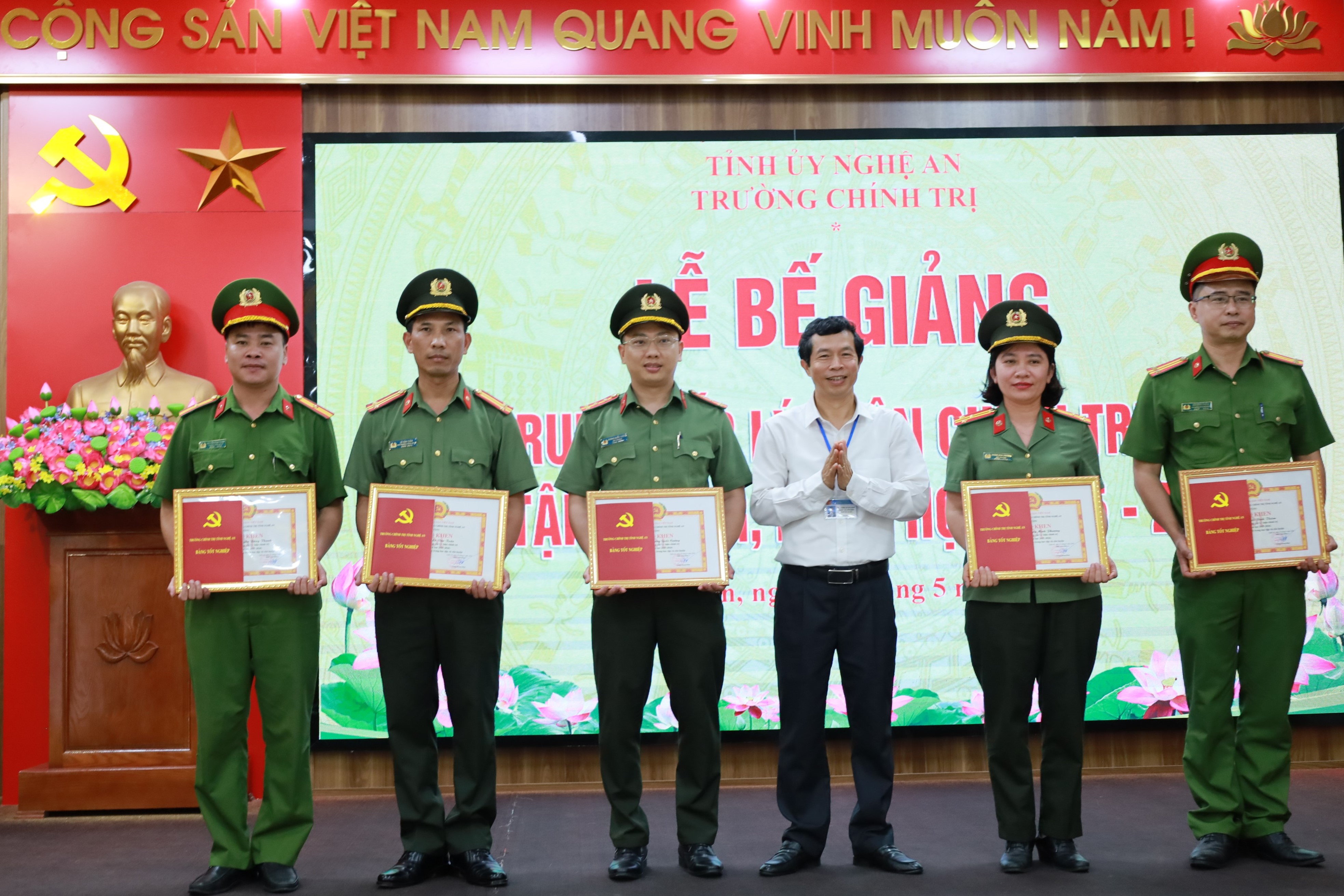 Bế giảng lớp Trung cấp lý luận chính trị K55.3, hệ tập trung, khóa học 2025-2026