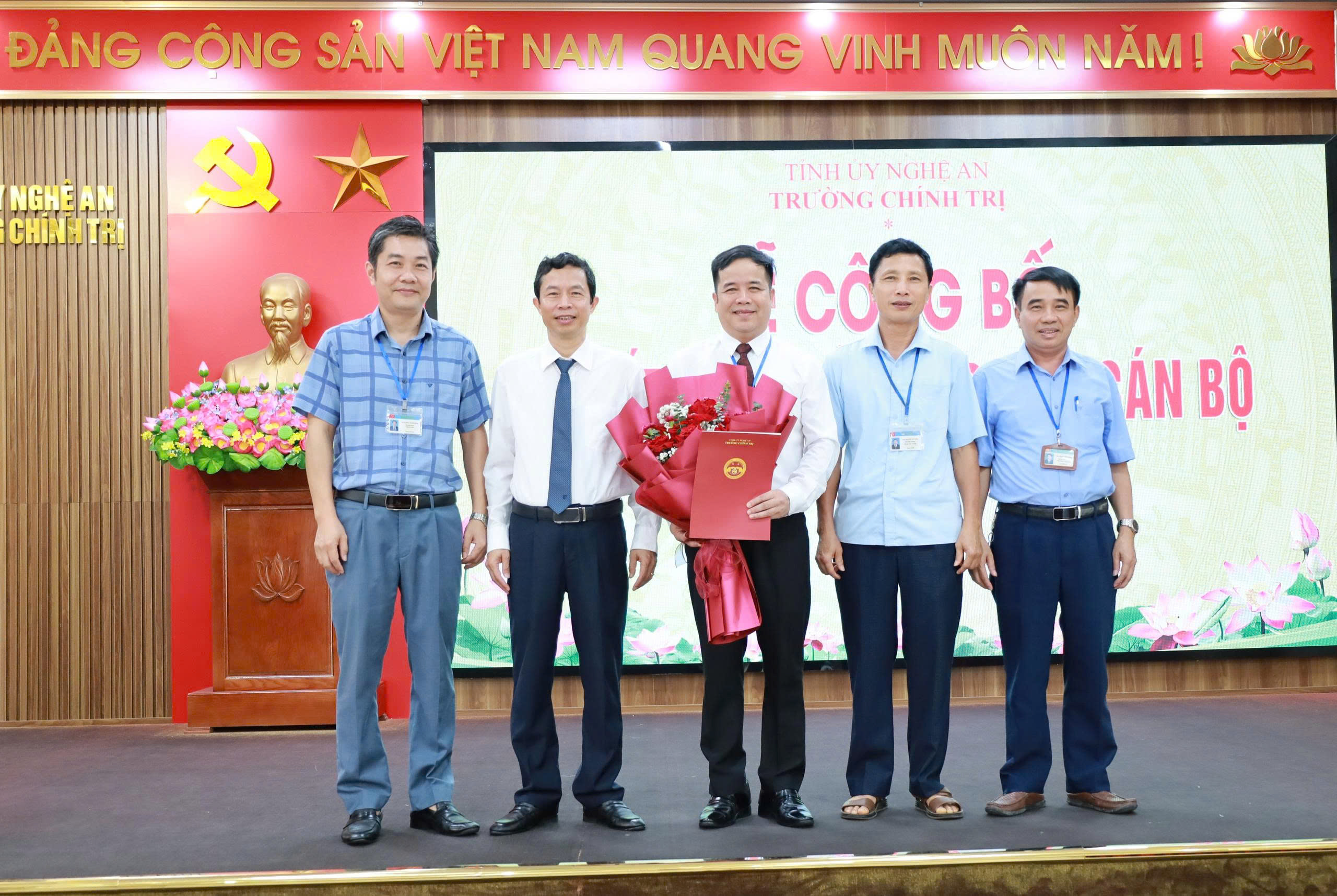 Công bố Quyết định bổ nhiệm, kiện toàn chức danh cấp ủy chi bộ và trao tặng Danh hiệu “Chiến sĩ thi đua tỉnh” giai đoạn 2023-2025.