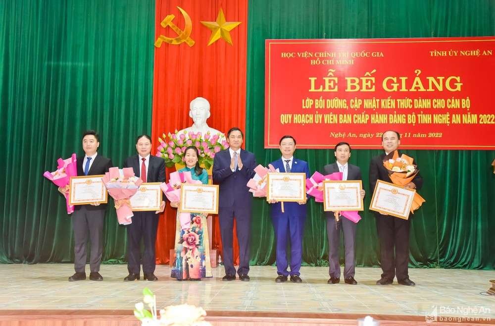 Bế giảng lớp bồi dưỡng kiến thức cho cán bộ quy hoạch Ủy viên Ban Chấp hành Đảng bộ tỉnh Nghệ An