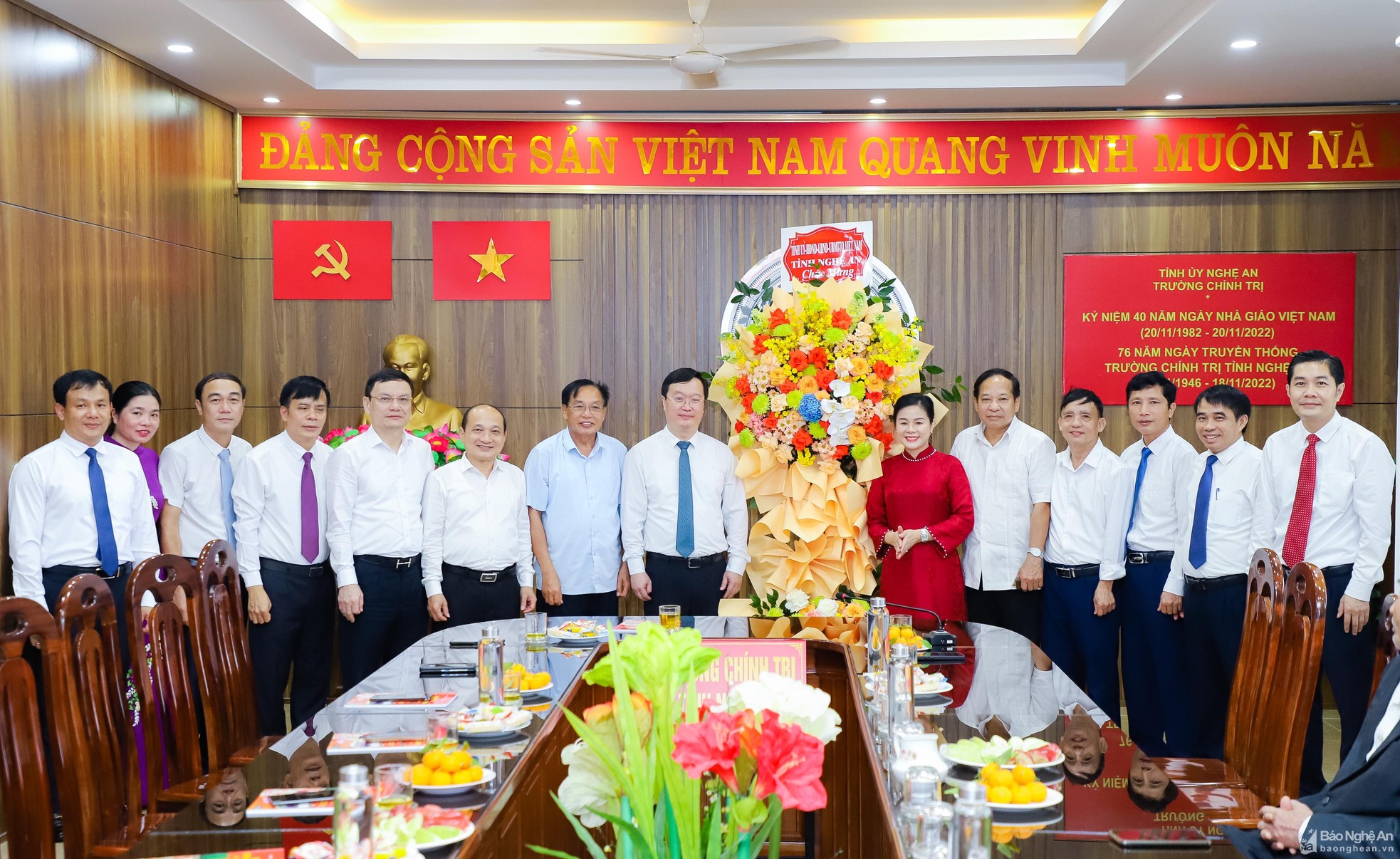 Chủ tịch UBND tỉnh Nguyễn Đức Trung chúc mừng Trường Chính trị tỉnh nhân ngày Nhà giáo Việt Nam