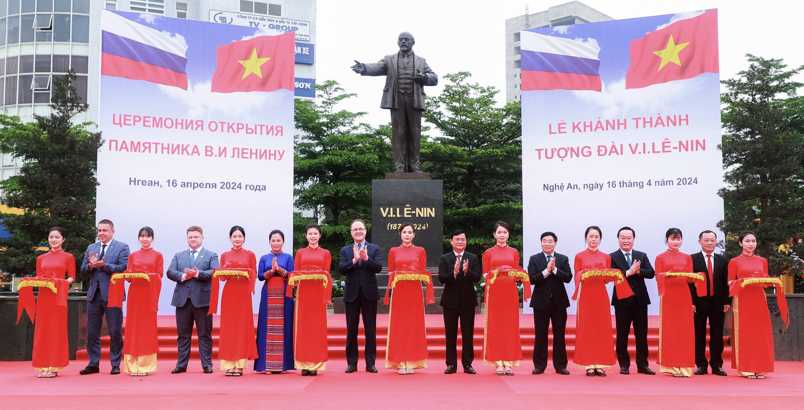 Lễ tiếp nhận và khánh thành tượng V.I.Lê-nin tại thành phố Vinh, Nghệ An