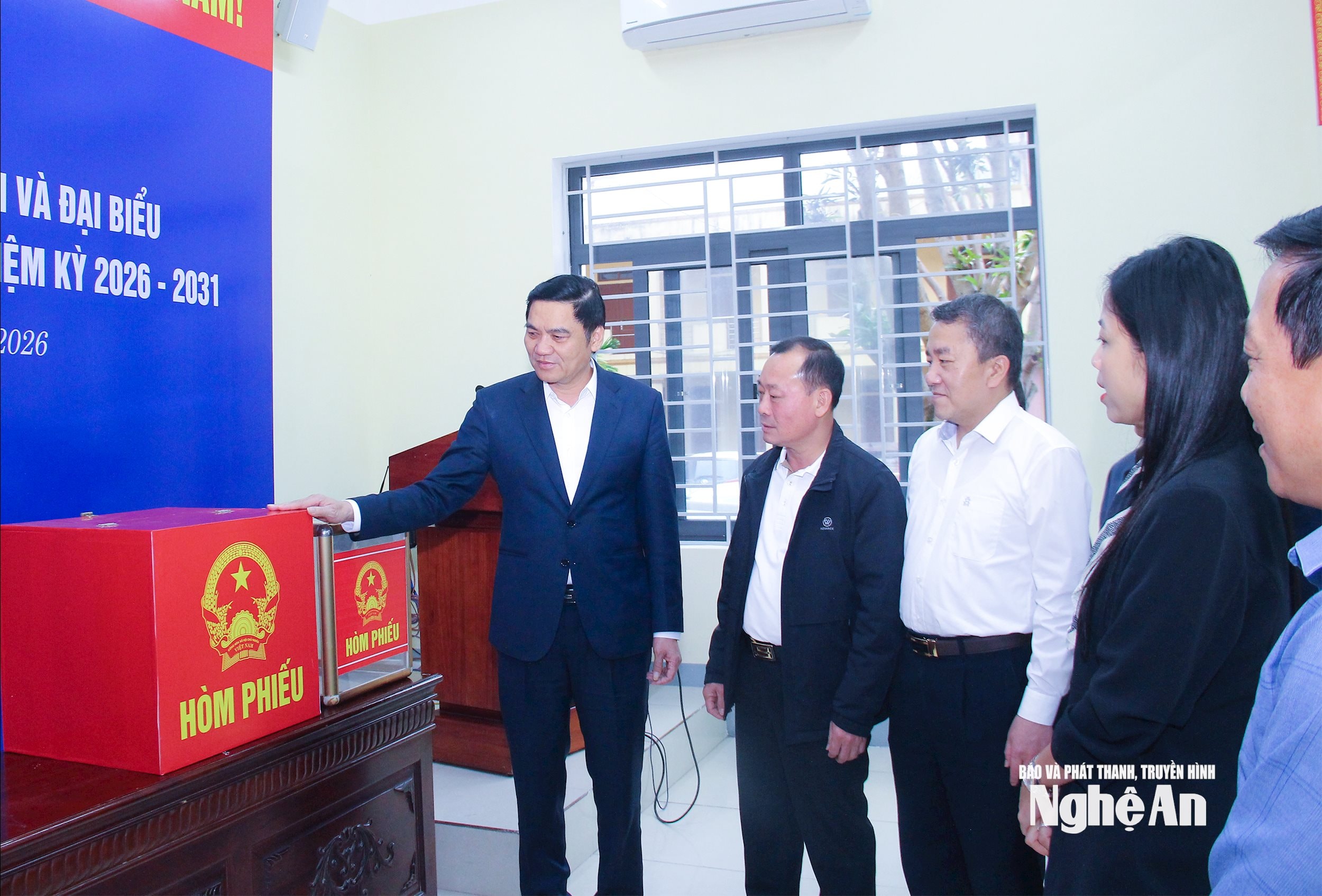 Phó Bí thư Thường trực Tỉnh ủy Hoàng Nghĩa Hiếu kiểm tra công tác bầu cử tại các địa phương