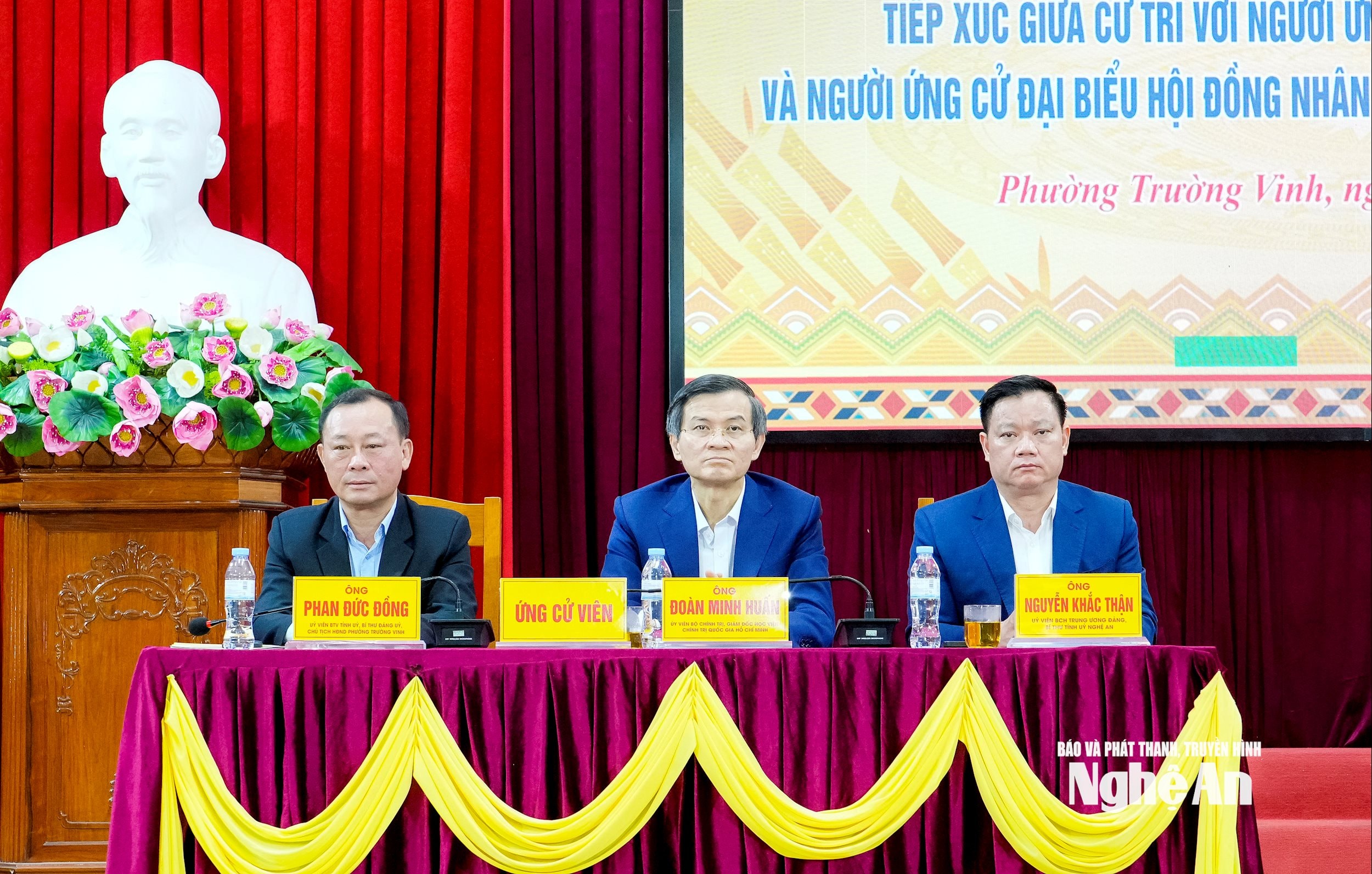 Giám đốc Học viện Chính trị Quốc gia Hồ Chí Minh và Bí thư Tỉnh uỷ Nghệ An tiếp xúc cử tri phường Trường Vinh, Vinh Lộc