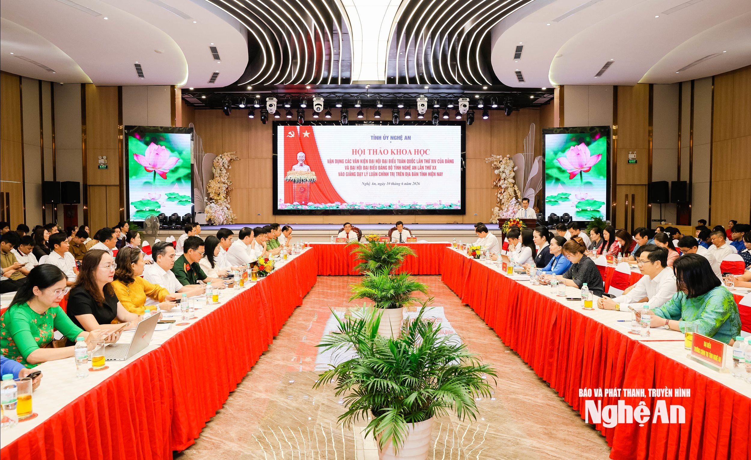 Vận dụng văn kiện Đại hội Đảng các cấp vào giảng dạy lý luận chính trị