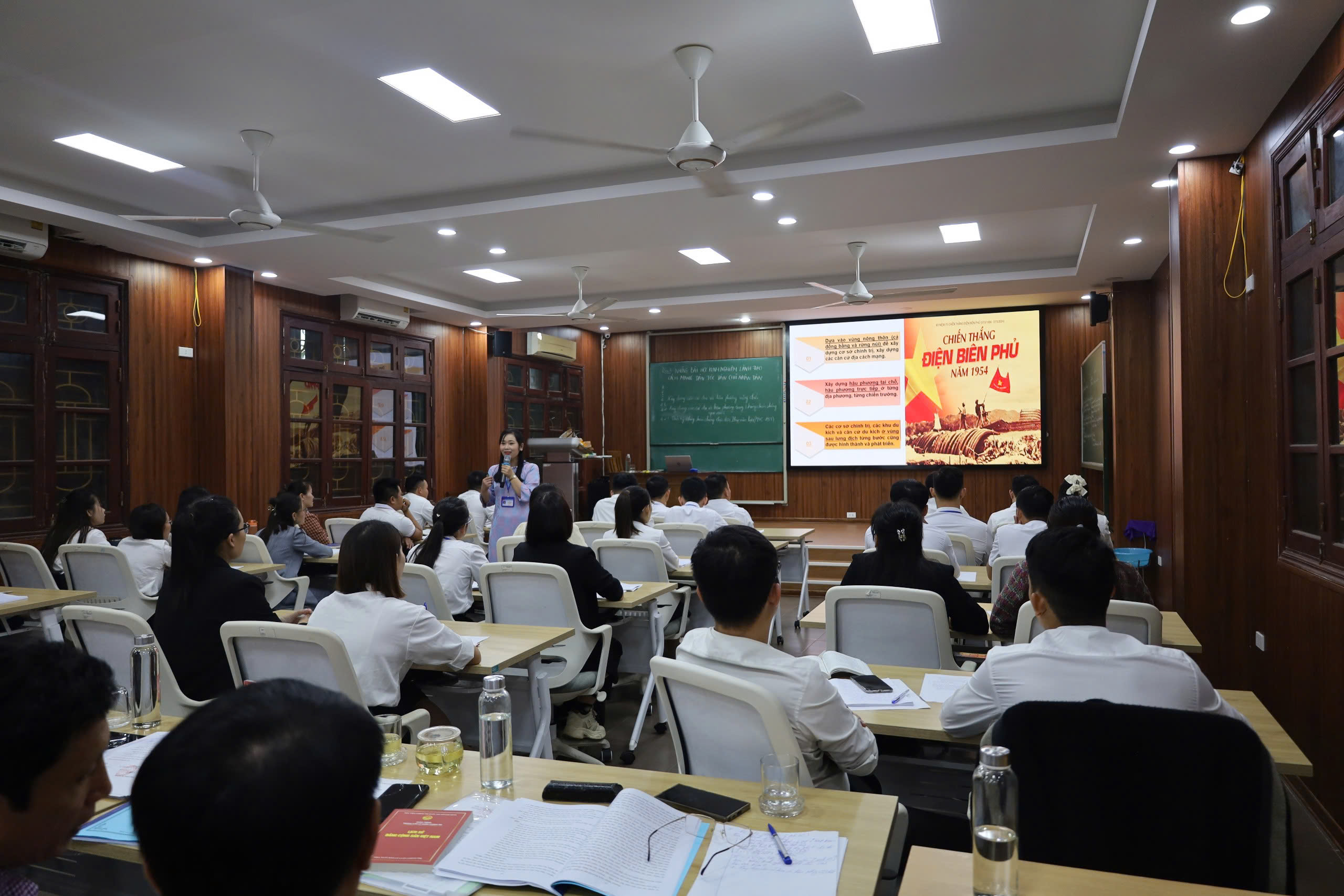 Chào mừng ngày Nhà giáo Việt Nam 20/11: Xây dựng môi trường học tập số và phát triển năng lực số cho giảng viên Trường Chính trị tỉnh Nghệ An – Yêu cầu cấp thiết trong giai đoạn hiện nay