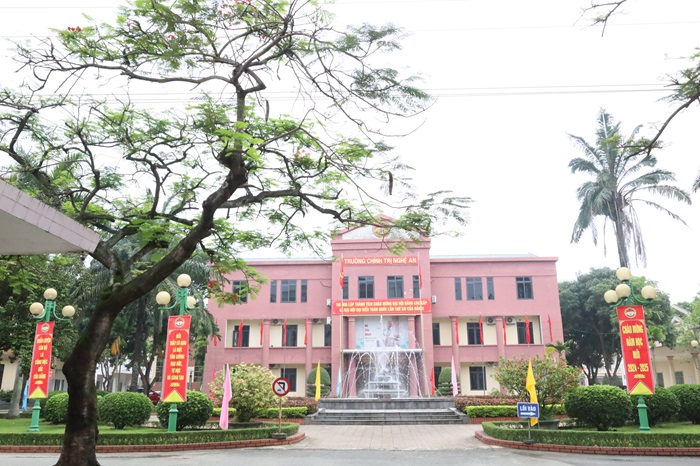 Chào mừng Đại hội Đảng bộ Trường Chính trị tỉnh Nghệ An lần thứ X, nhiệm kỳ 2025-2030: Đảng bộ Trường Chính trị tỉnh Nghệ An phát huy tinh thần đoàn kết, trí tuệ, dân chủ, đổi mới, xây dựng nhà trường đạt chuẩn theo Quy định số 11-QĐ/TW của Ban Bí thư